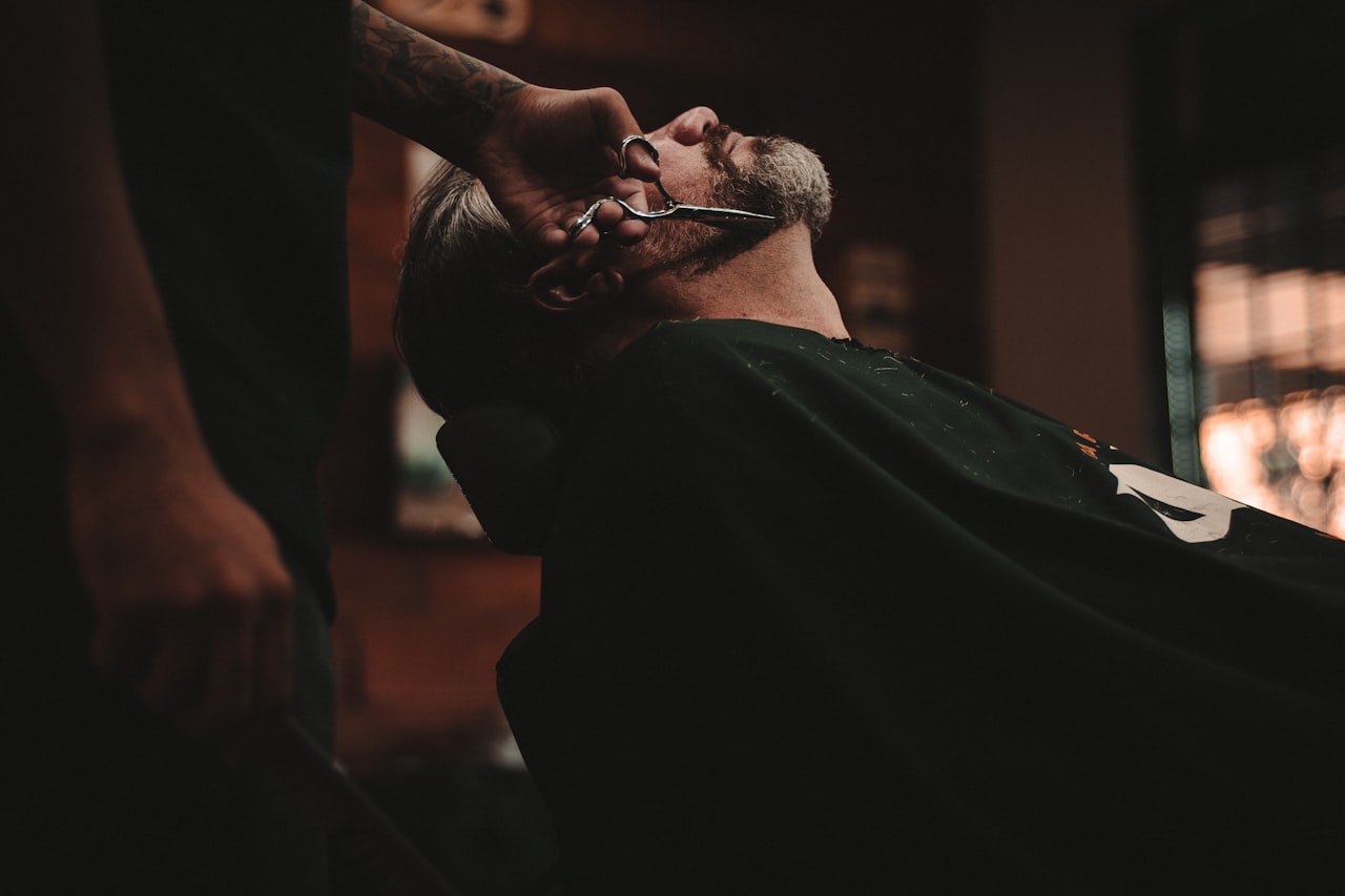 Barbero afeitando a un cliente