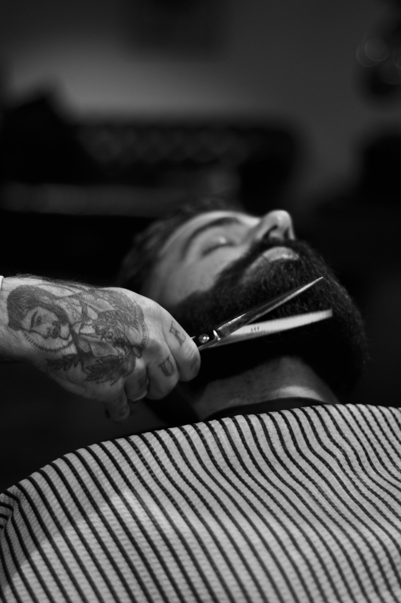 Recorte de barba con tijera