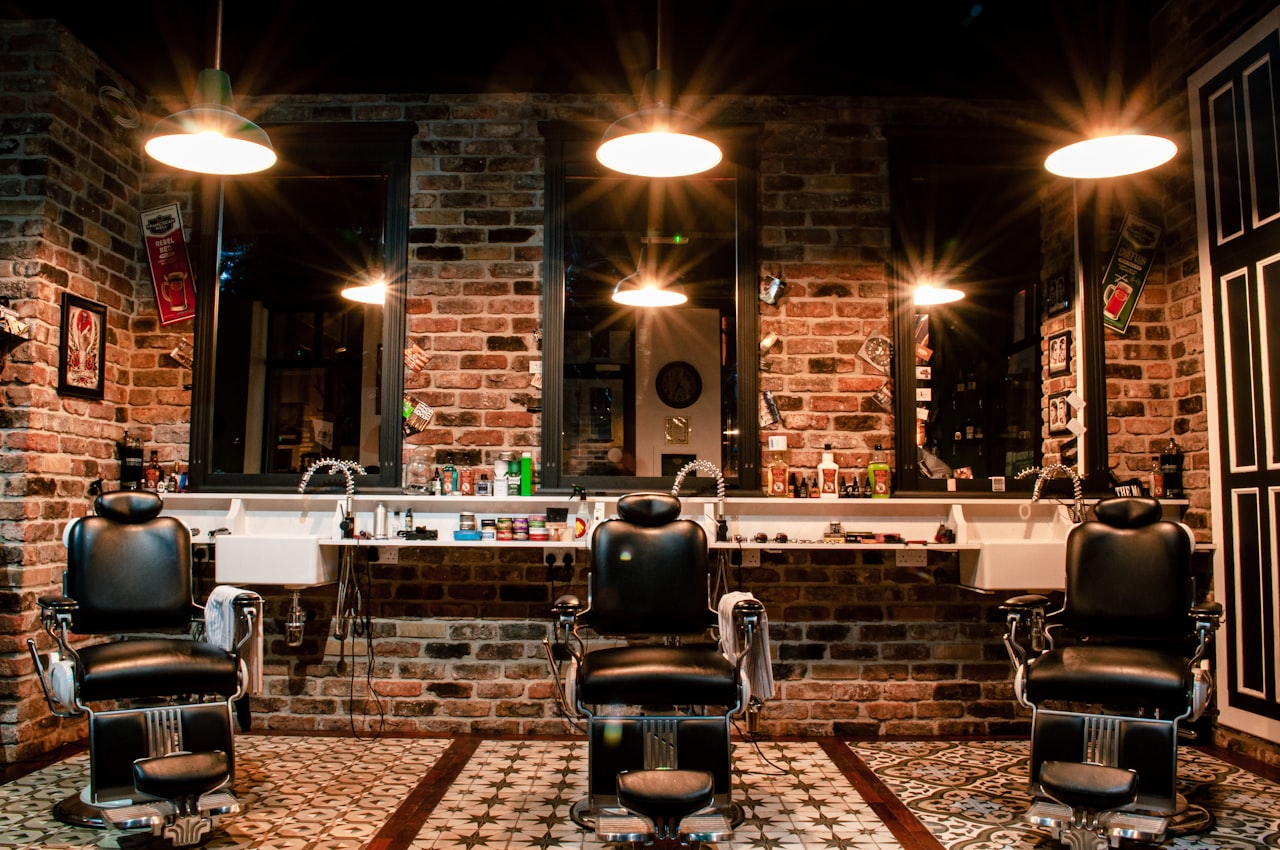 Interior de barbería con sillones