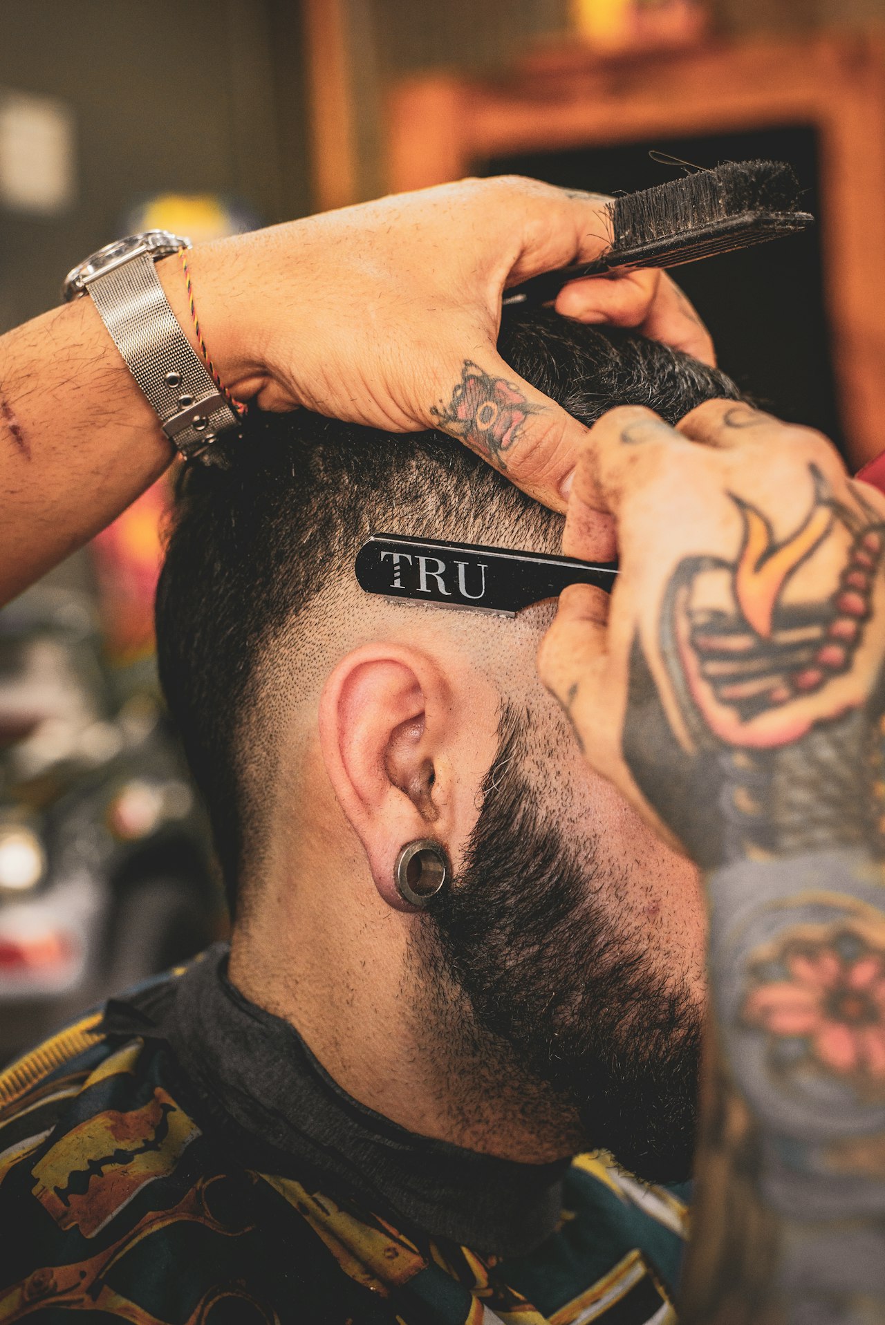 Barbero marcando un fade con peine