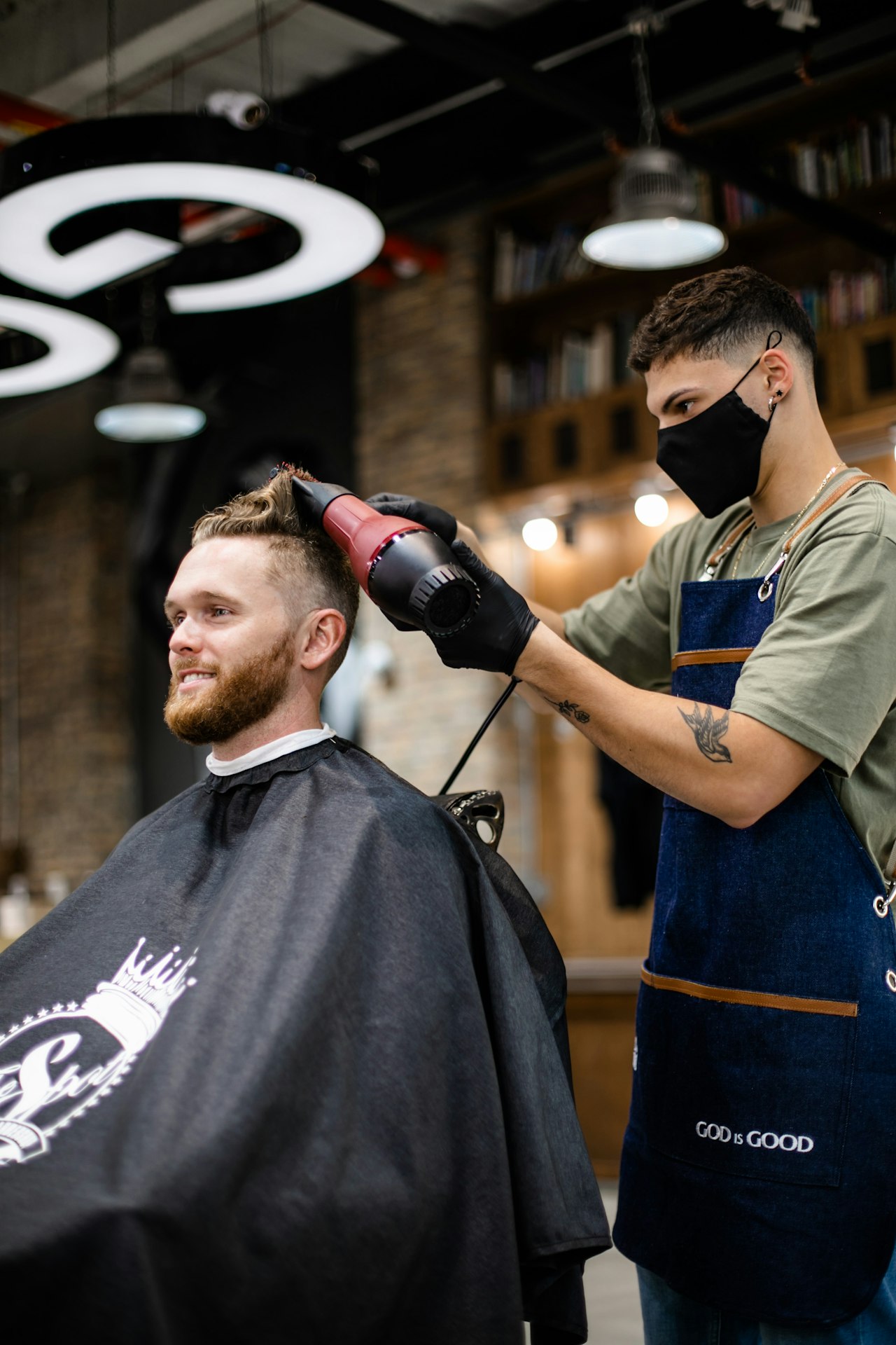Estilista secando la barba de un cliente