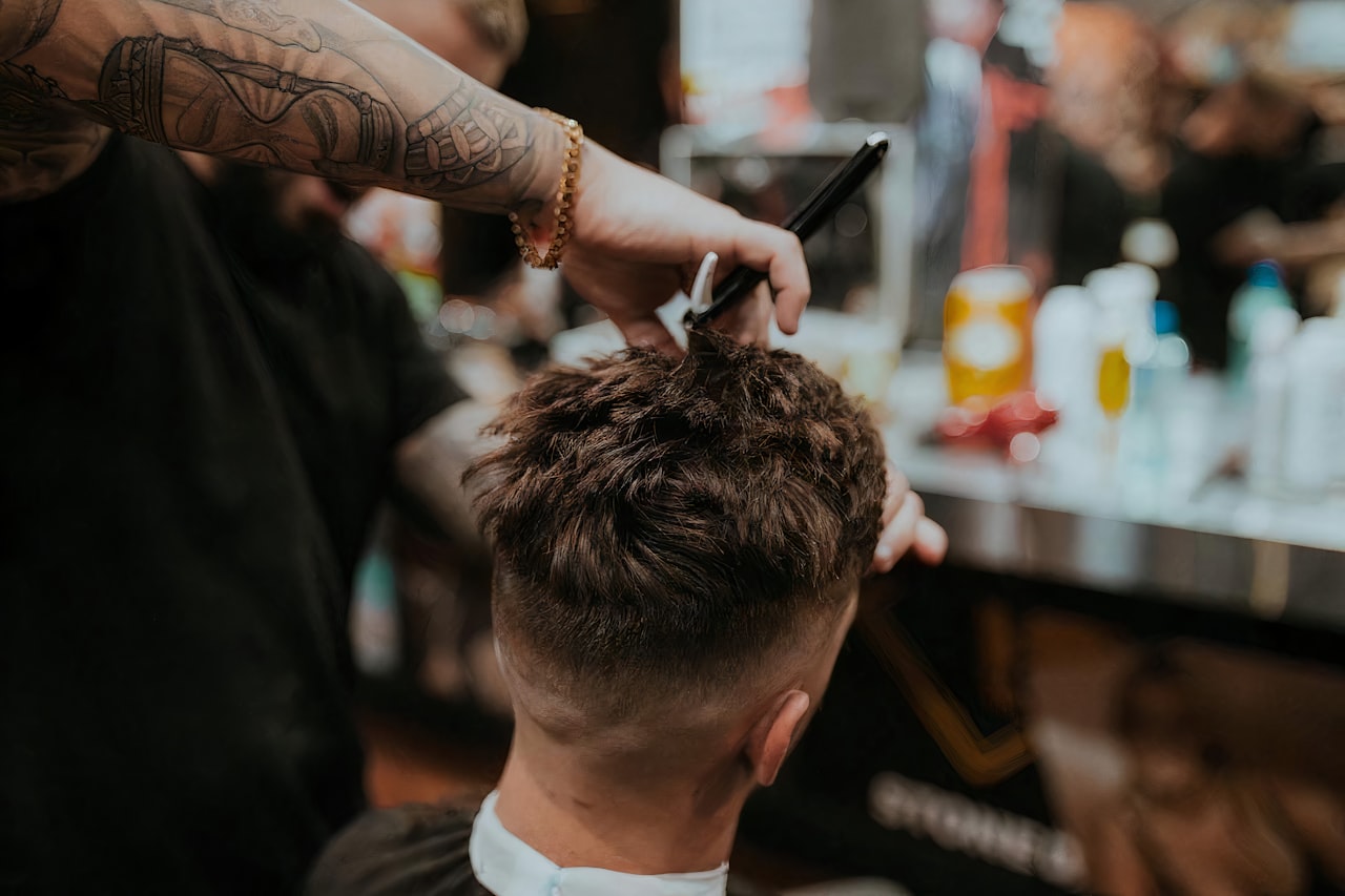 Corte de pelo rizado visto desde atrás